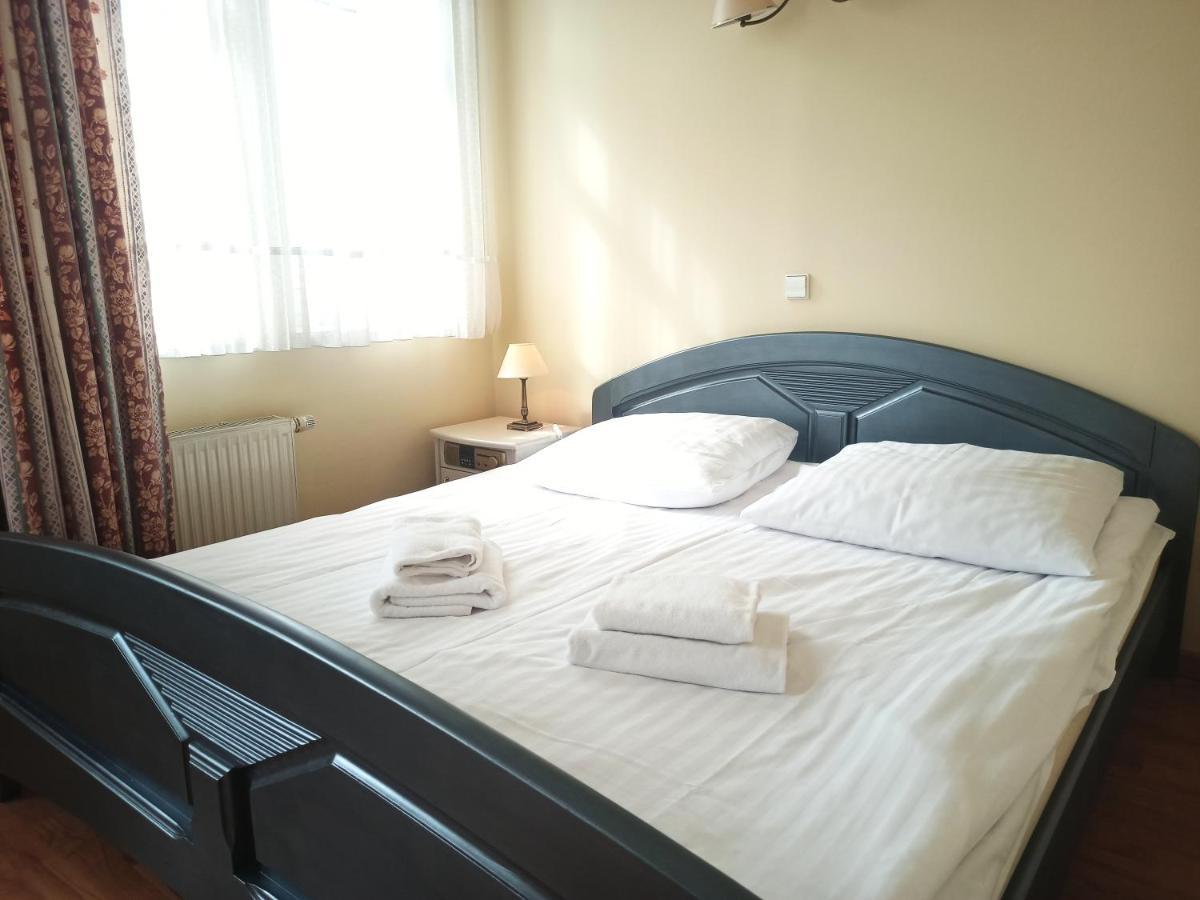 Hotel Bartis Бартошице Экстерьер фото