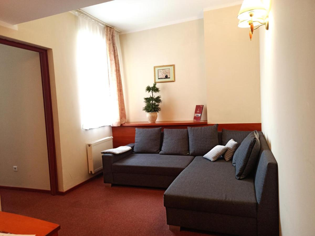 Hotel Bartis Бартошице Экстерьер фото