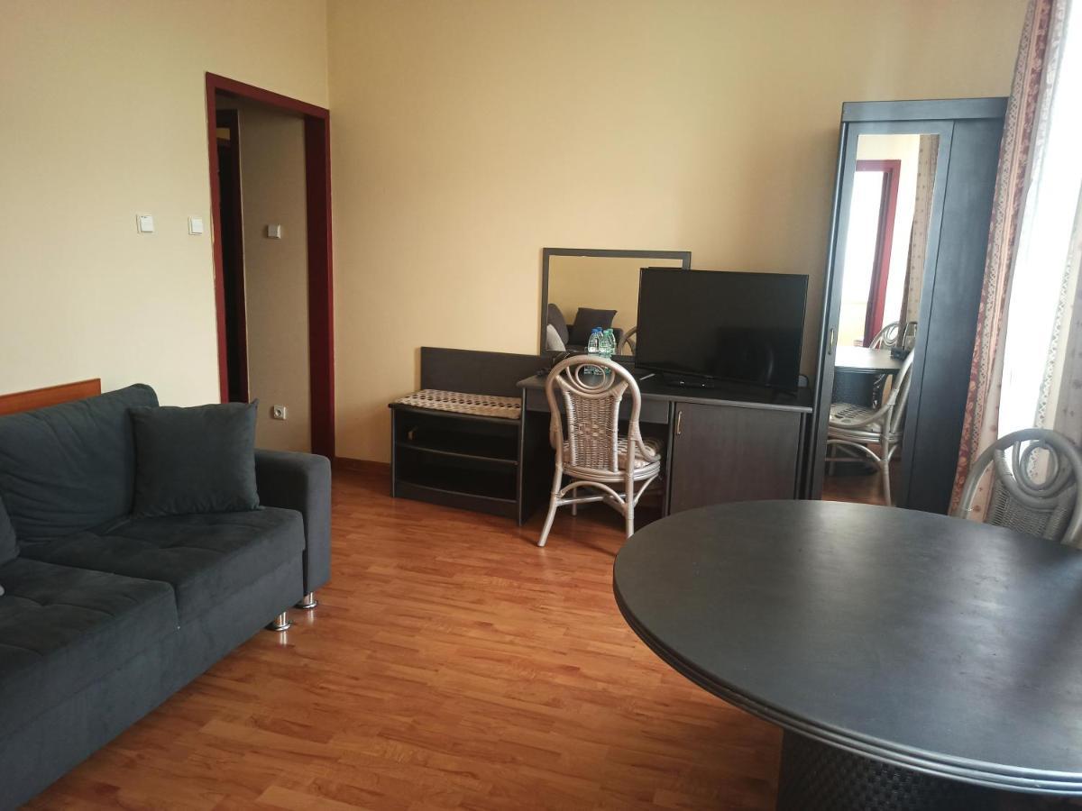 Hotel Bartis Бартошице Экстерьер фото