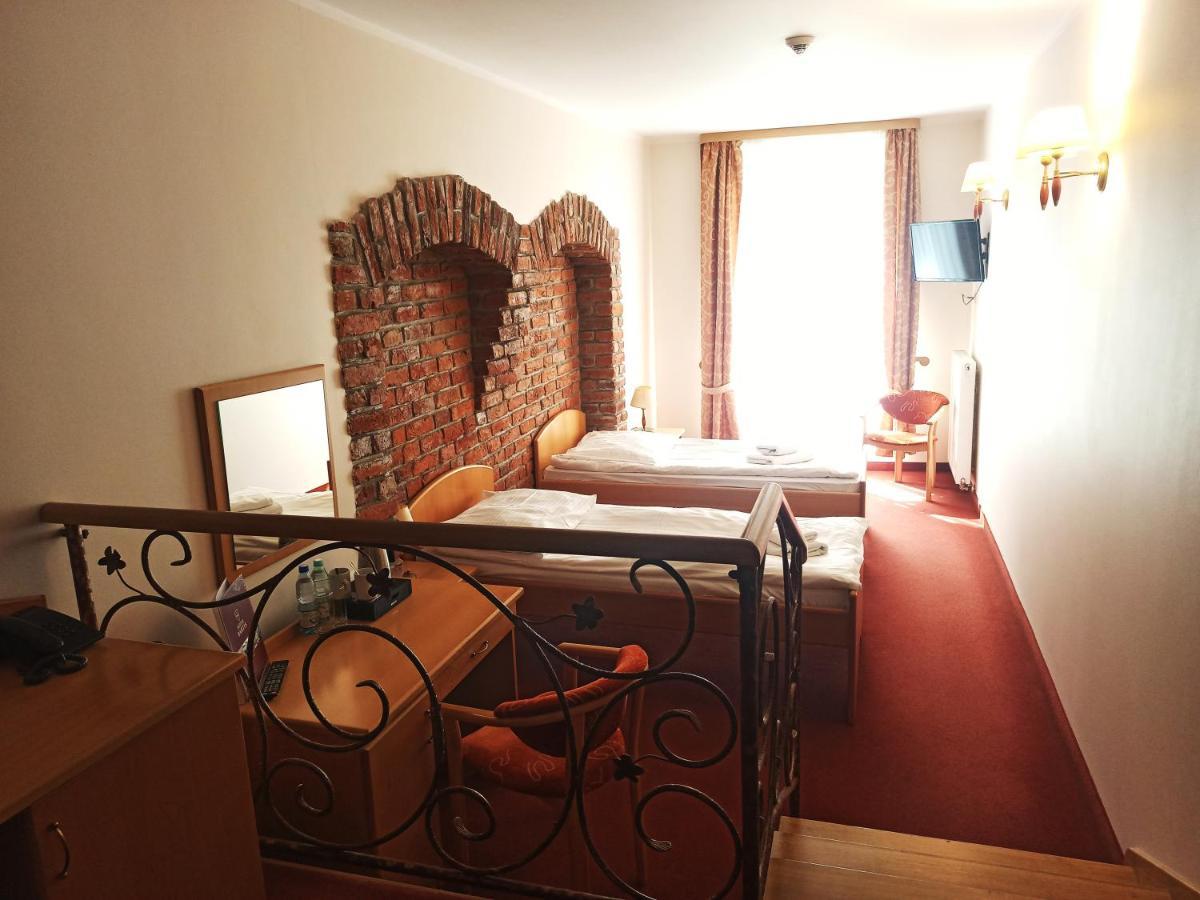Hotel Bartis Бартошице Экстерьер фото