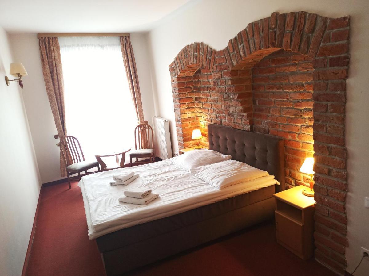 Hotel Bartis Бартошице Экстерьер фото