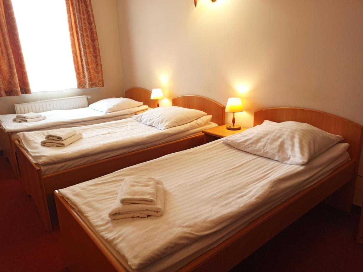 Hotel Bartis Бартошице Экстерьер фото
