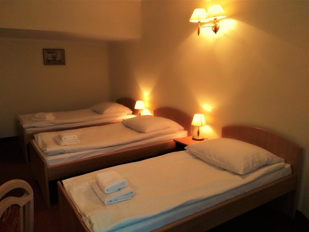 Hotel Bartis Бартошице Экстерьер фото