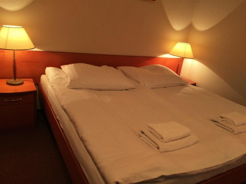 Hotel Bartis Бартошице Экстерьер фото
