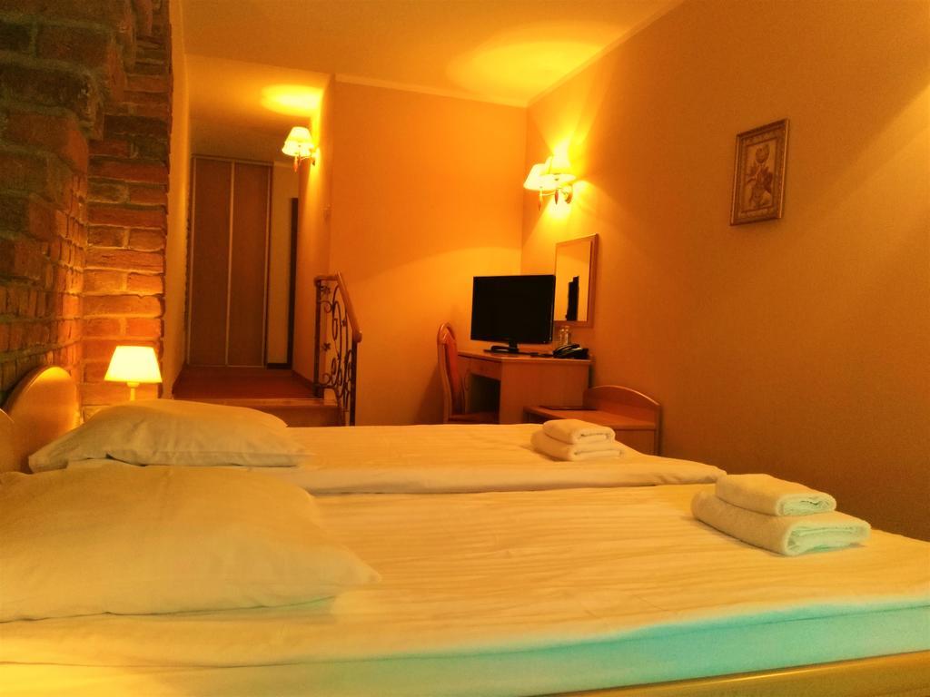 Hotel Bartis Бартошице Экстерьер фото
