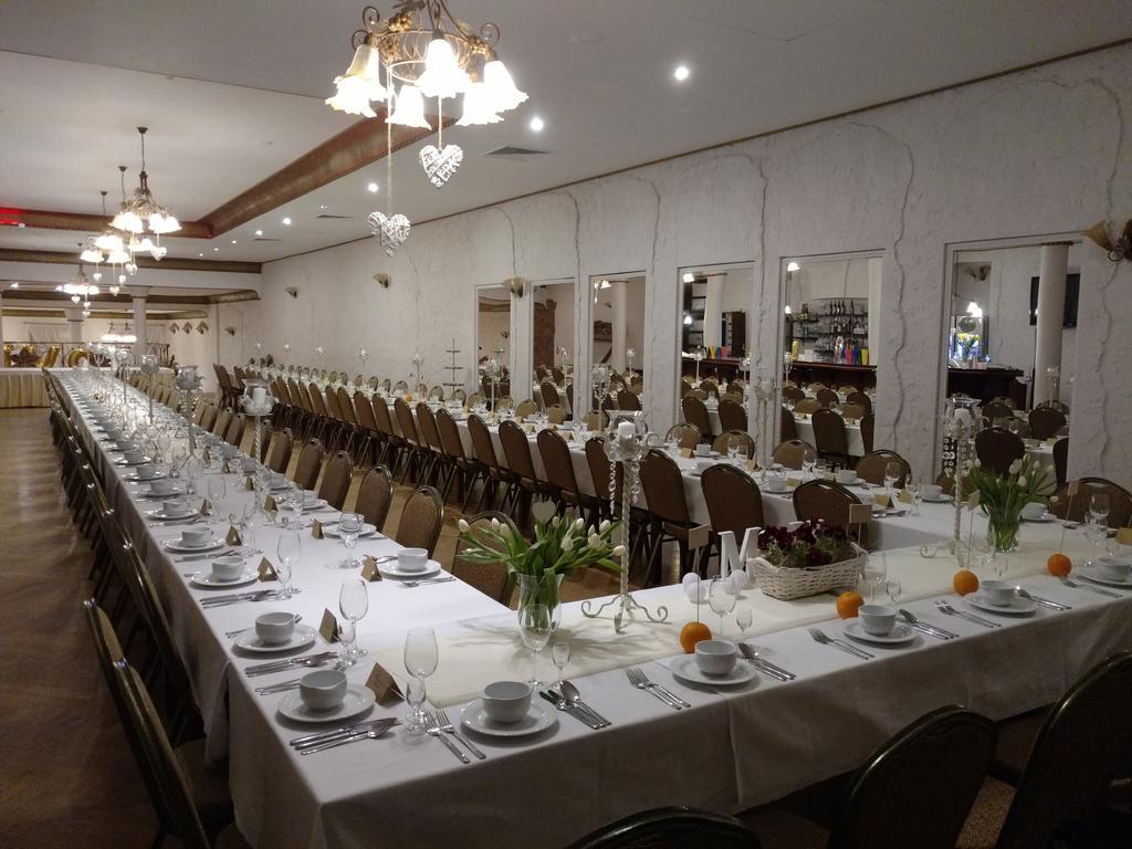 Hotel Bartis Бартошице Экстерьер фото