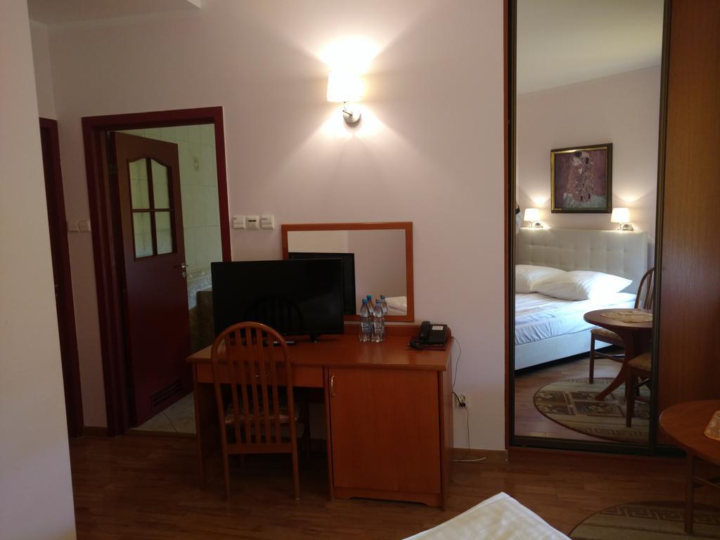 Hotel Bartis Бартошице Экстерьер фото