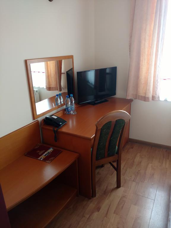 Hotel Bartis Бартошице Экстерьер фото