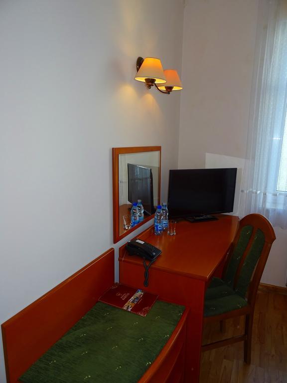 Hotel Bartis Бартошице Экстерьер фото