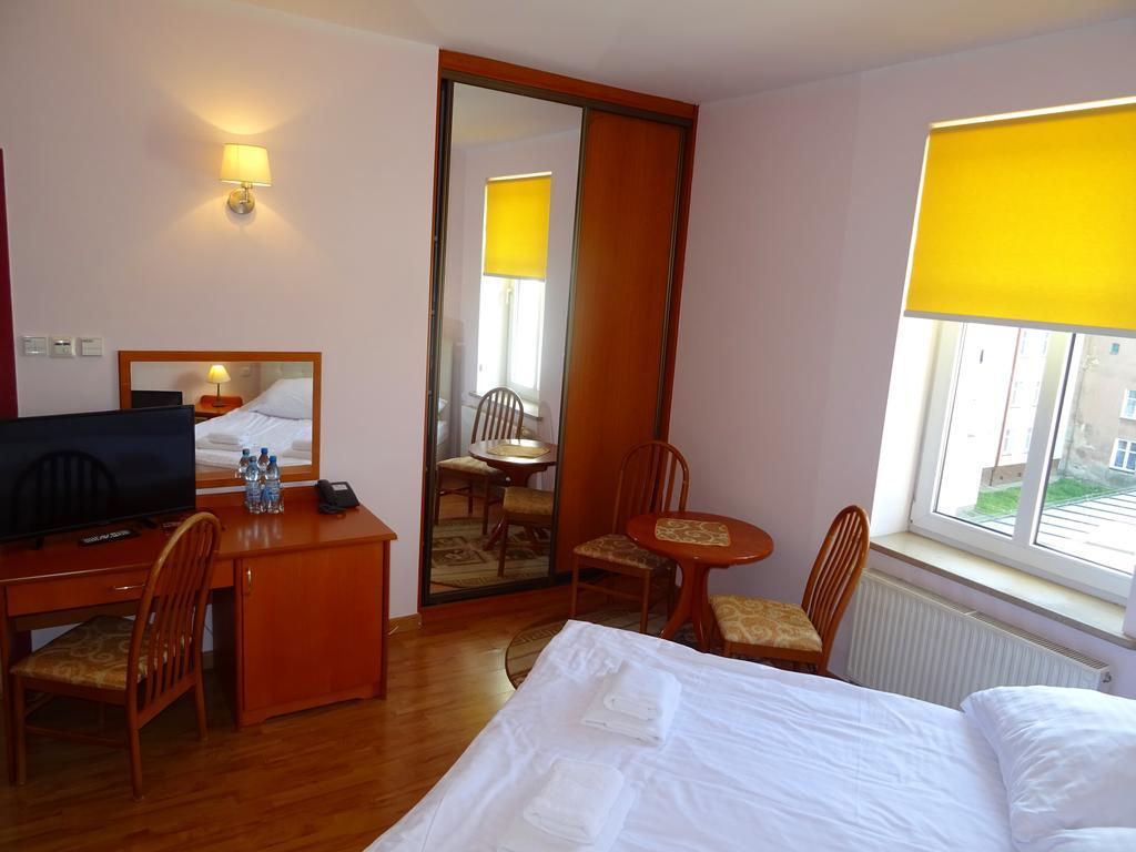 Hotel Bartis Бартошице Экстерьер фото