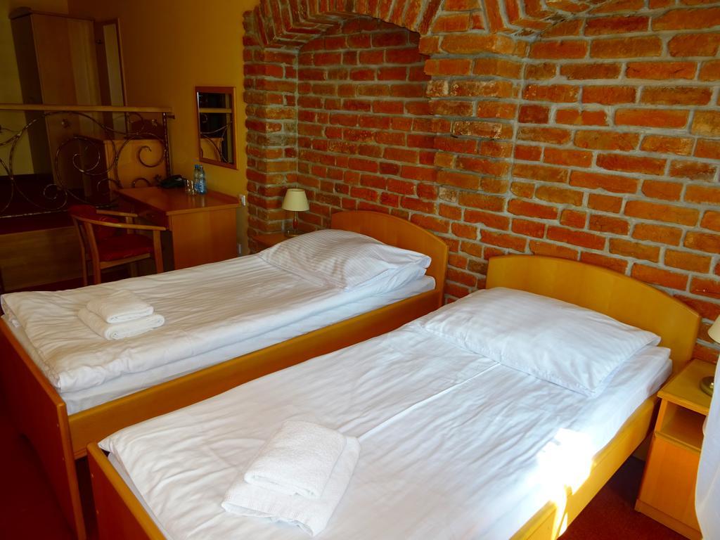 Hotel Bartis Бартошице Экстерьер фото