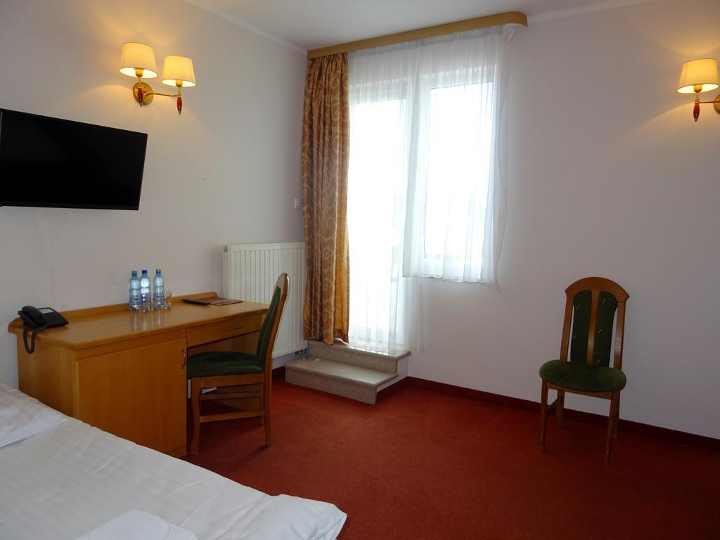 Hotel Bartis Бартошице Экстерьер фото