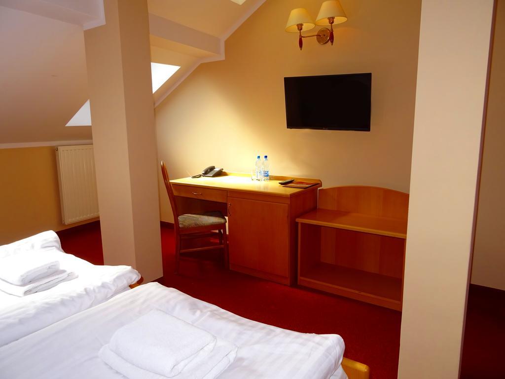 Hotel Bartis Бартошице Экстерьер фото