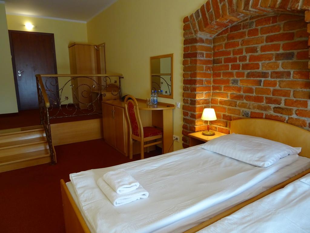 Hotel Bartis Бартошице Экстерьер фото