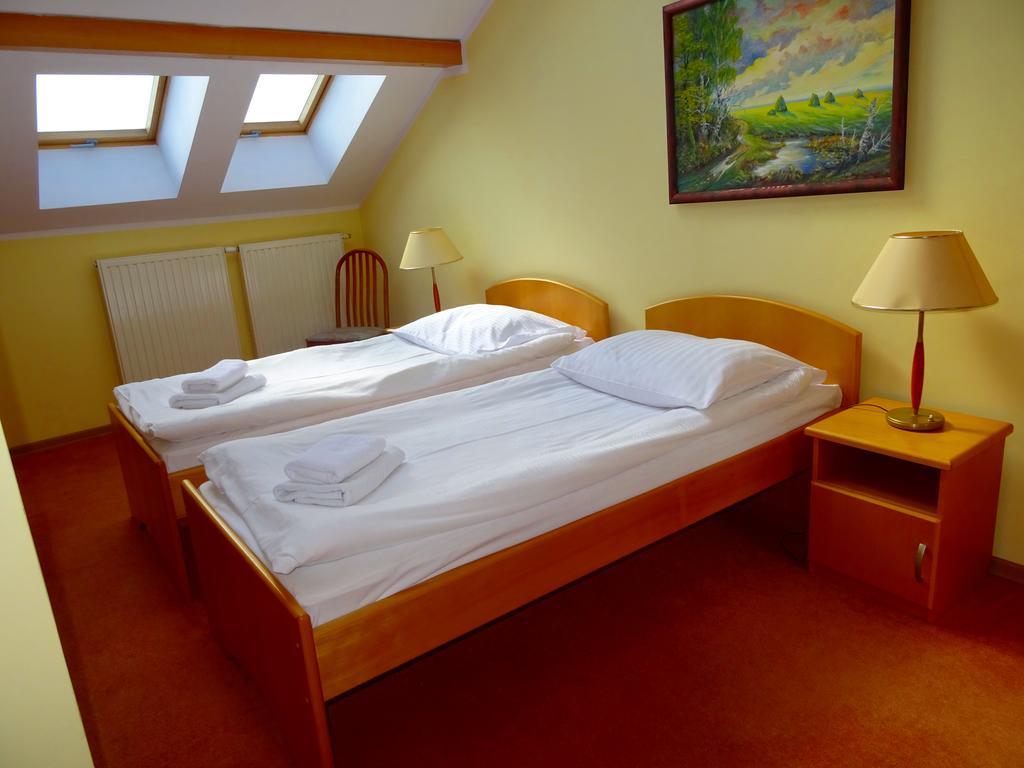 Hotel Bartis Бартошице Экстерьер фото