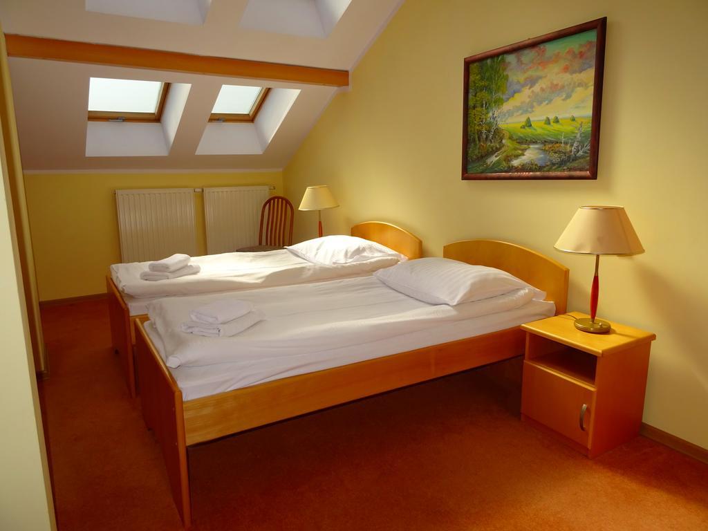 Hotel Bartis Бартошице Экстерьер фото
