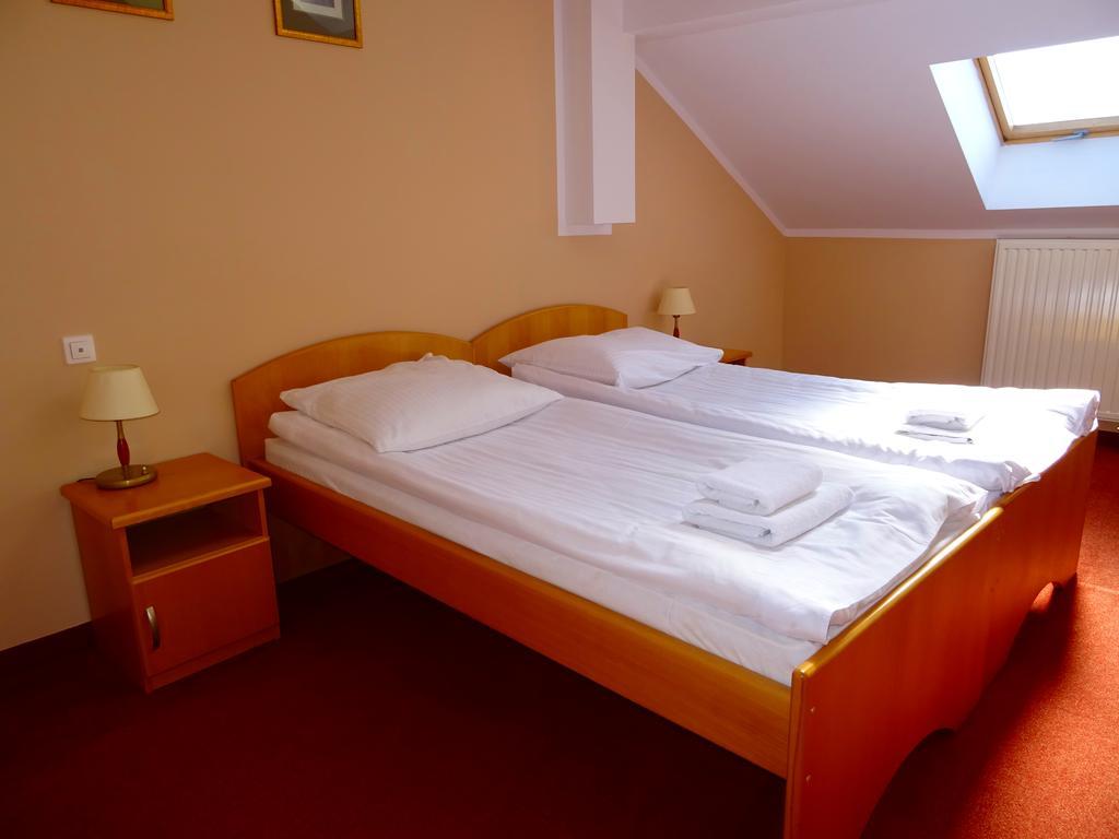 Hotel Bartis Бартошице Экстерьер фото