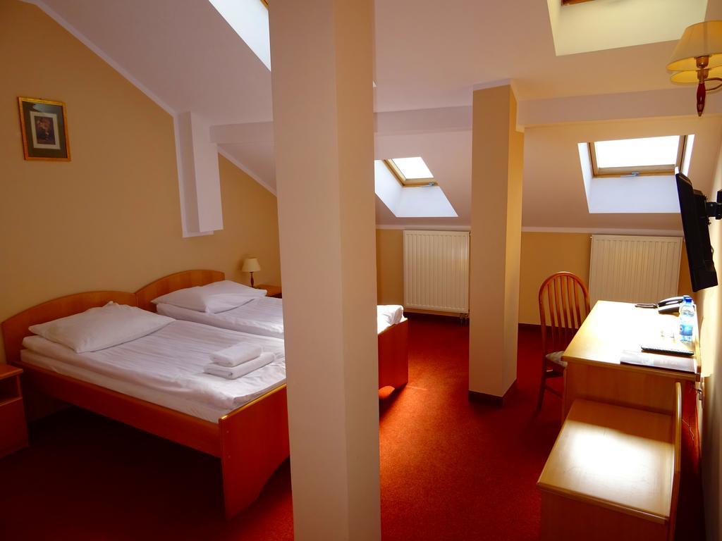 Hotel Bartis Бартошице Экстерьер фото