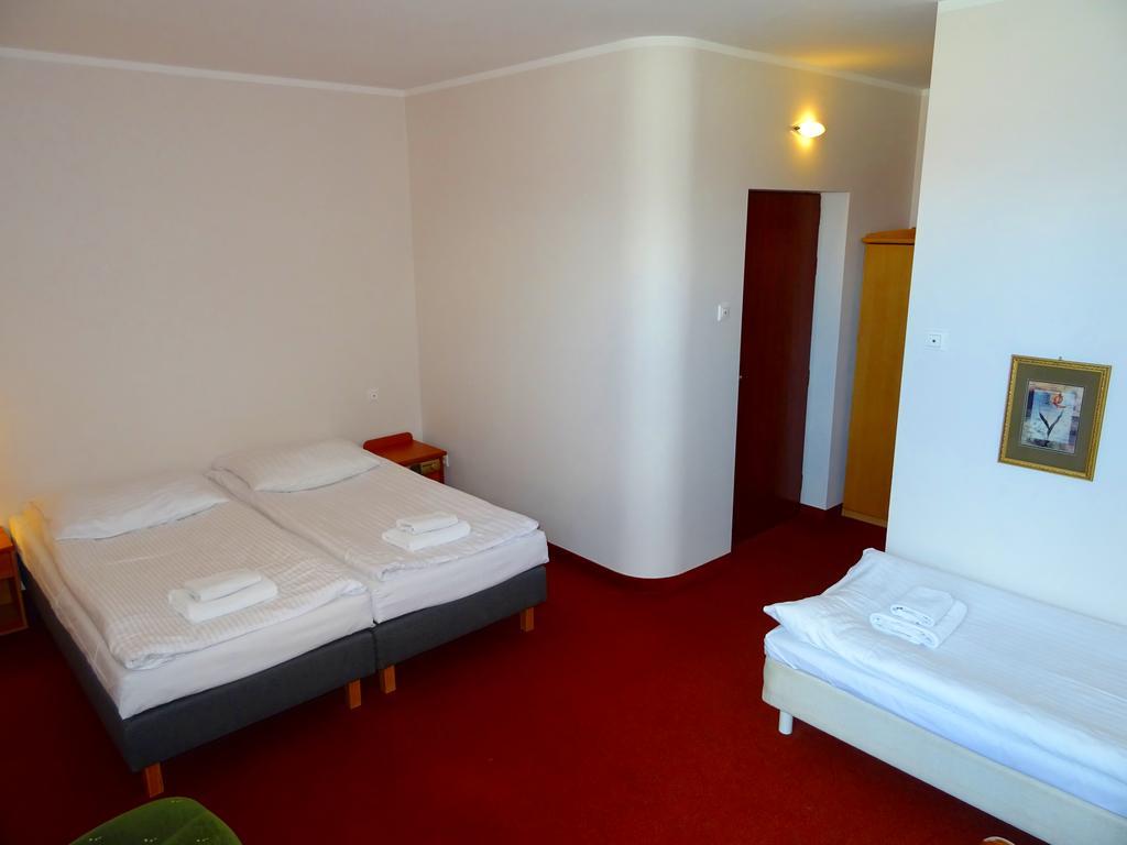 Hotel Bartis Бартошице Экстерьер фото