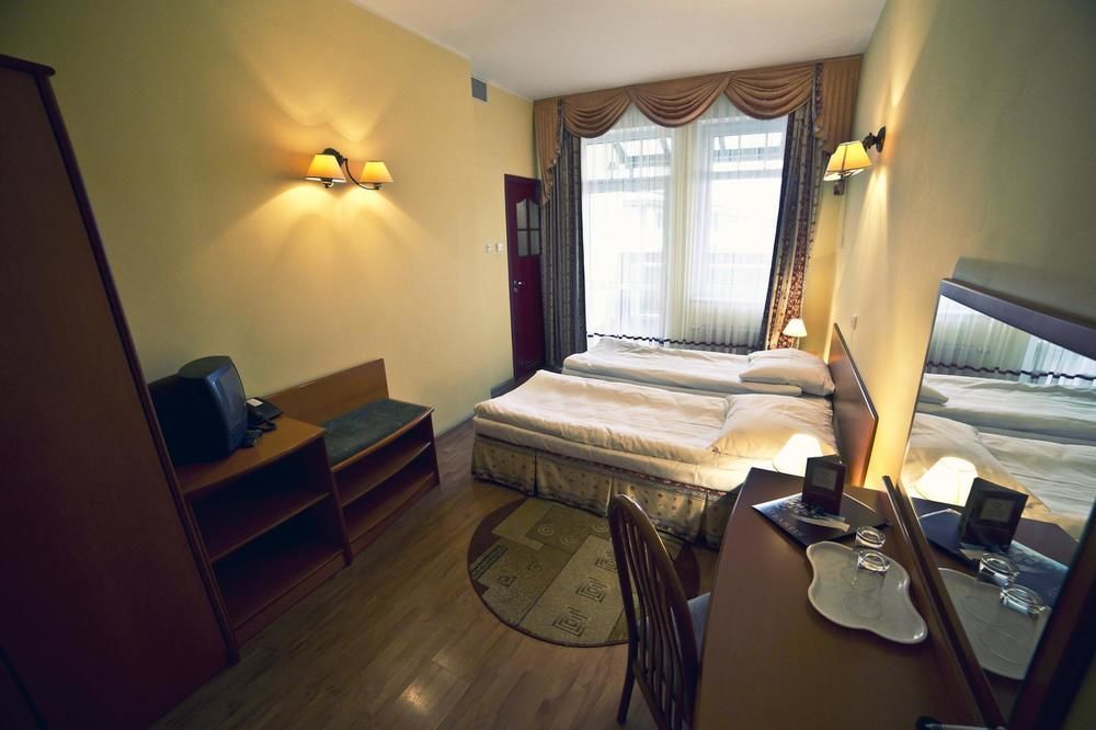 Hotel Bartis Бартошице Экстерьер фото