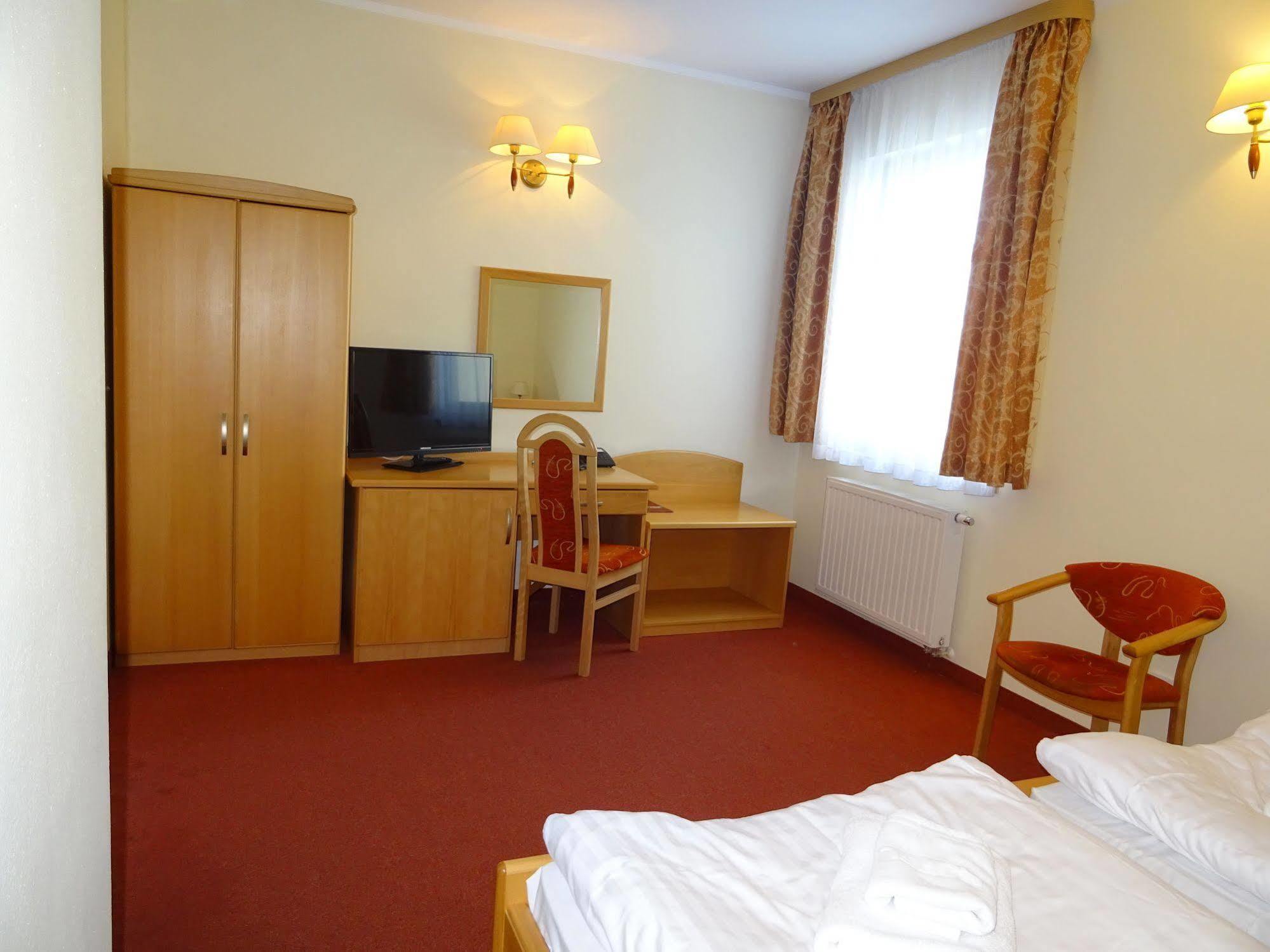 Hotel Bartis Бартошице Экстерьер фото