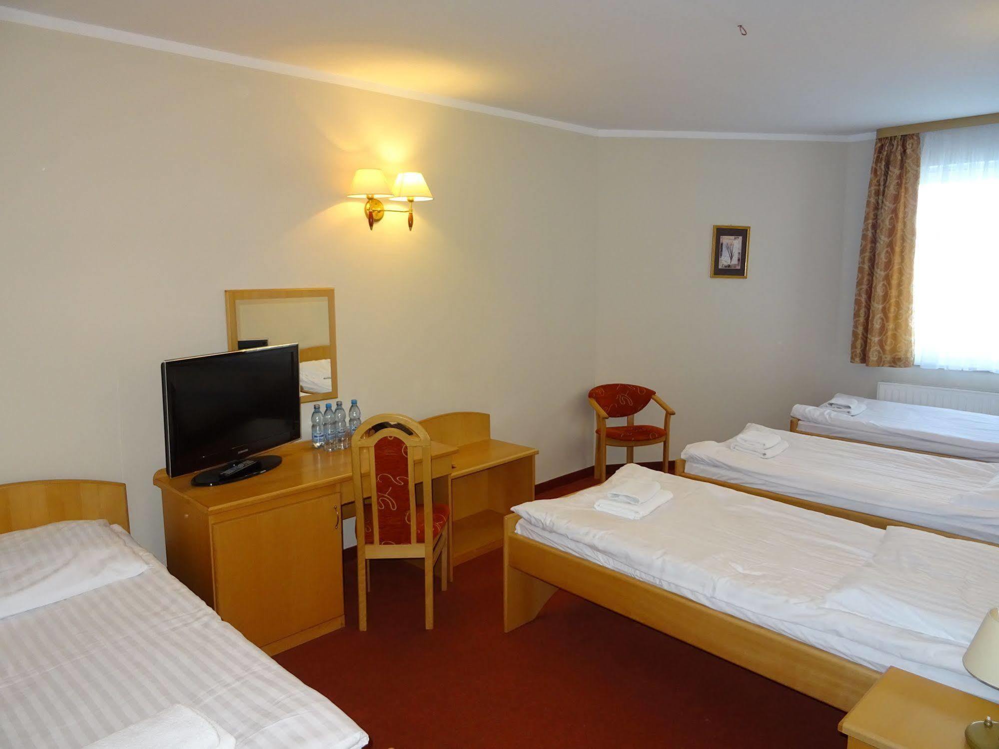 Hotel Bartis Бартошице Экстерьер фото