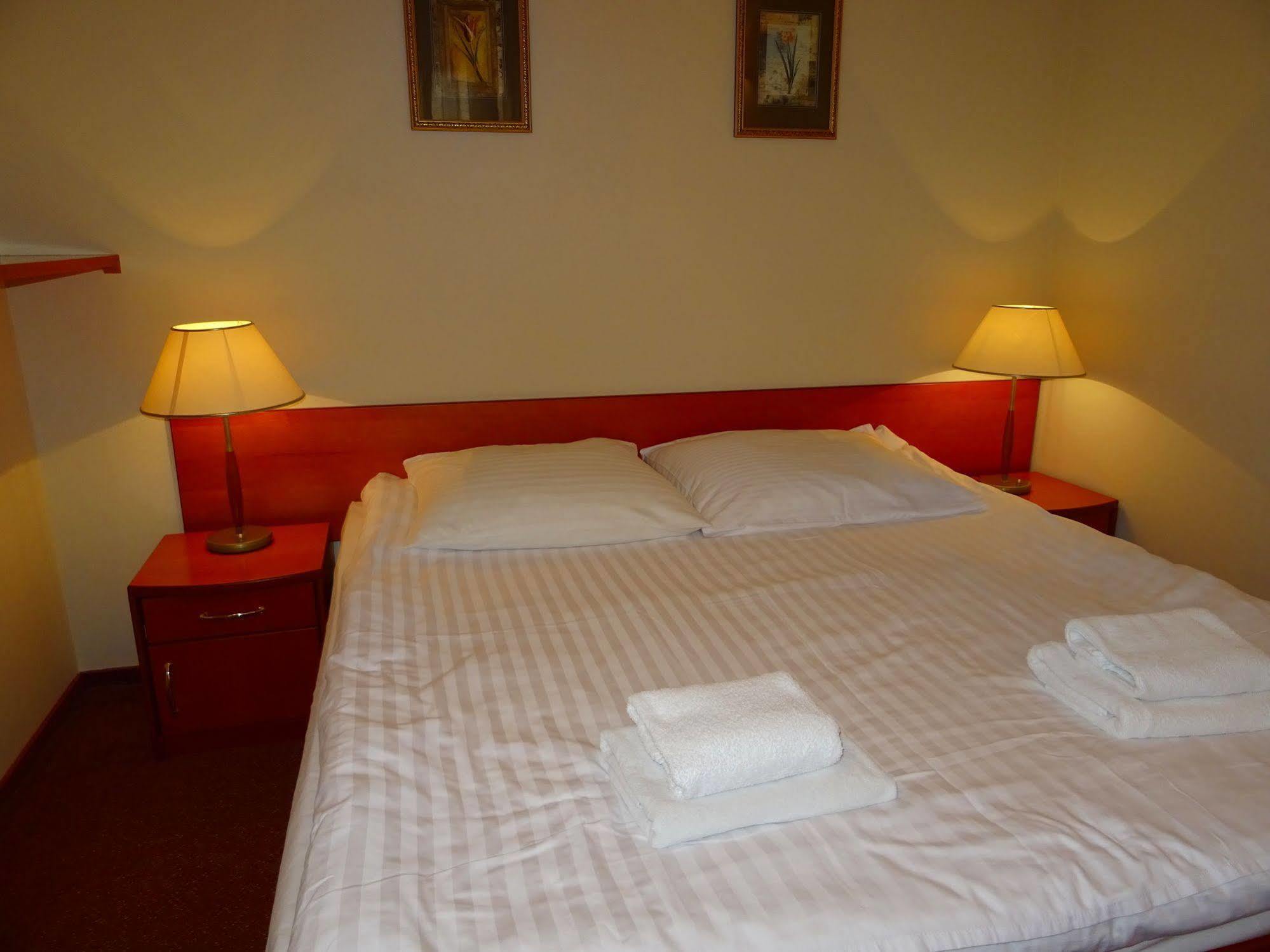 Hotel Bartis Бартошице Экстерьер фото