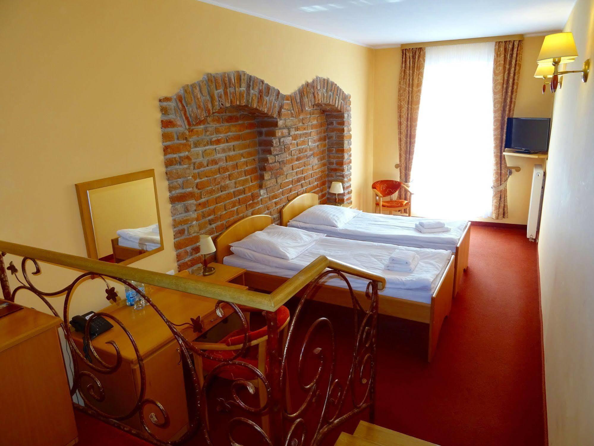 Hotel Bartis Бартошице Экстерьер фото