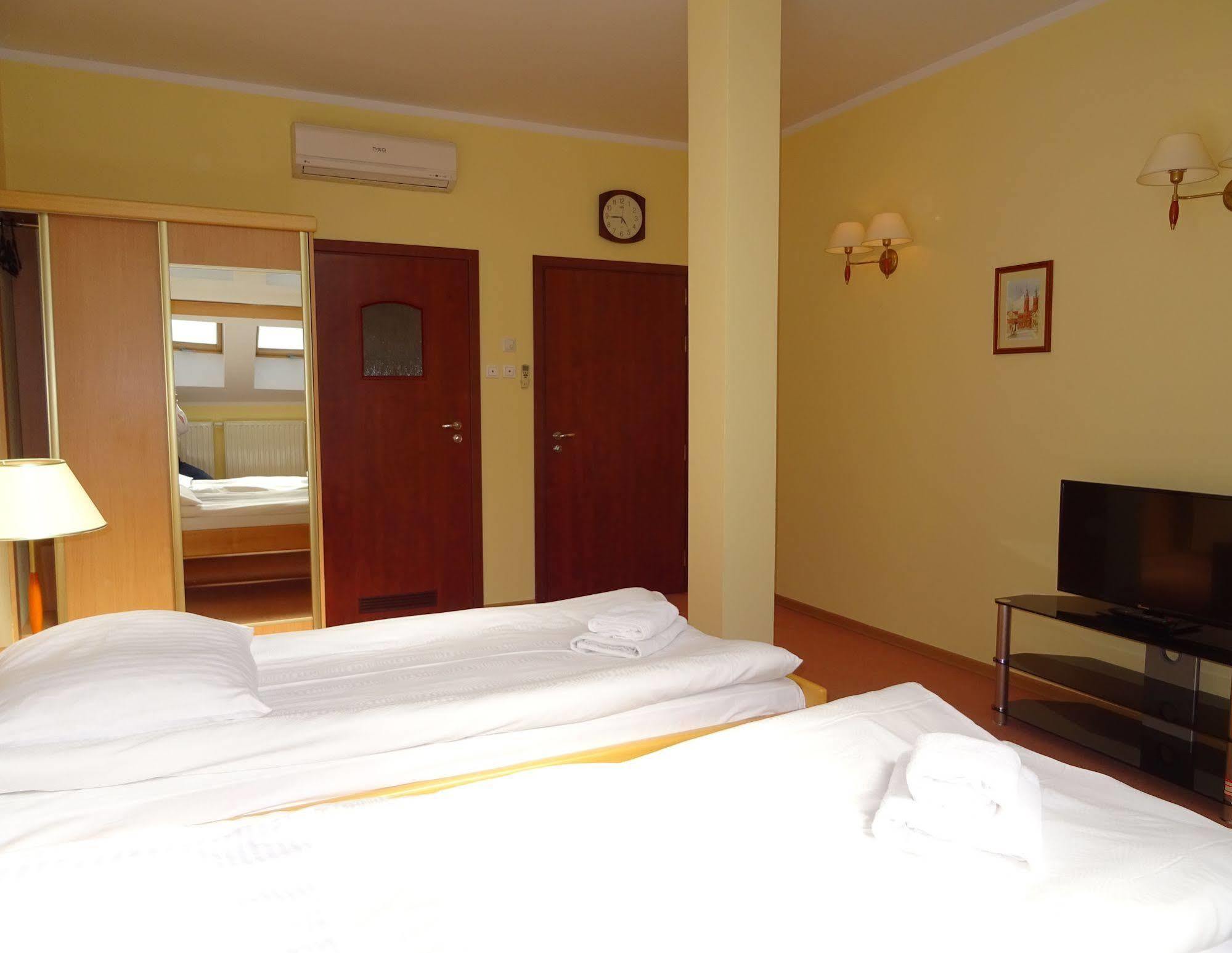 Hotel Bartis Бартошице Экстерьер фото