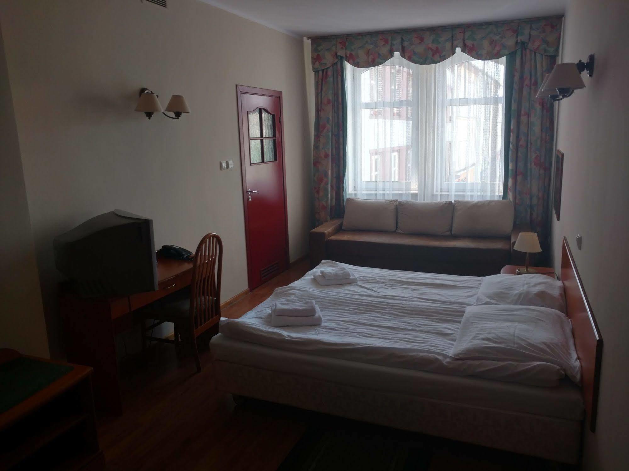 Hotel Bartis Бартошице Экстерьер фото
