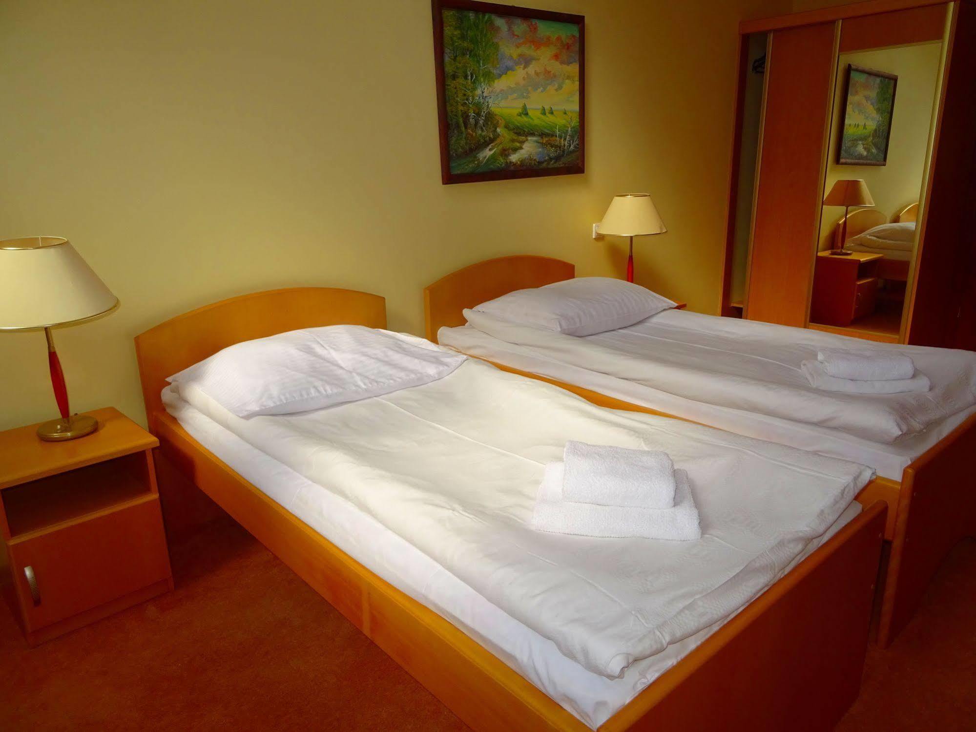 Hotel Bartis Бартошице Экстерьер фото