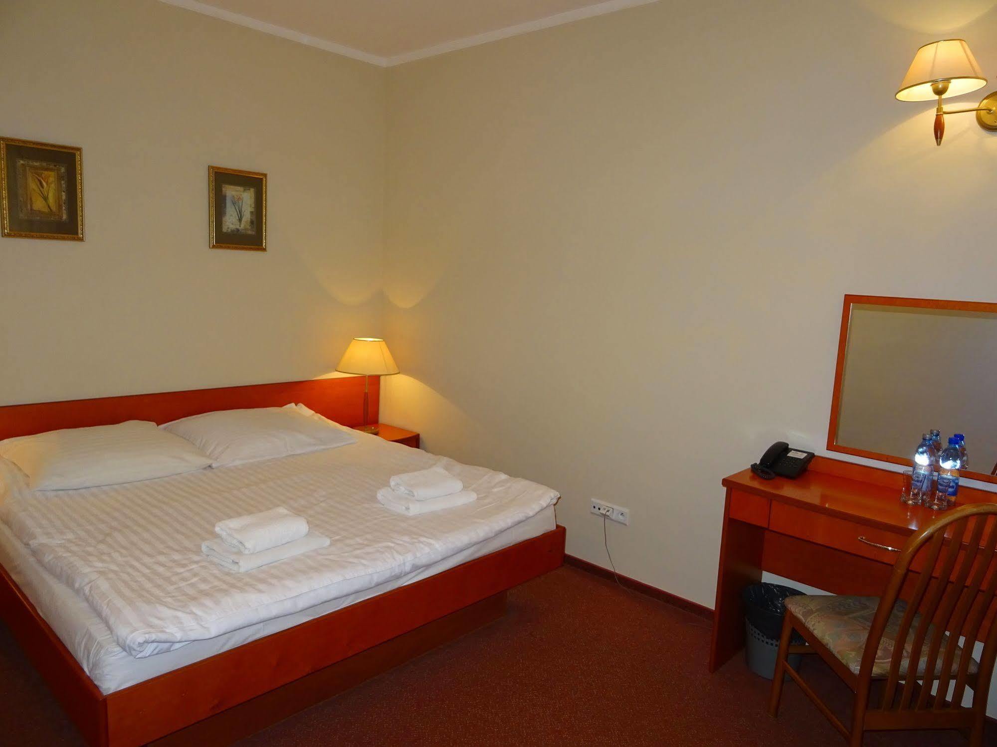 Hotel Bartis Бартошице Экстерьер фото