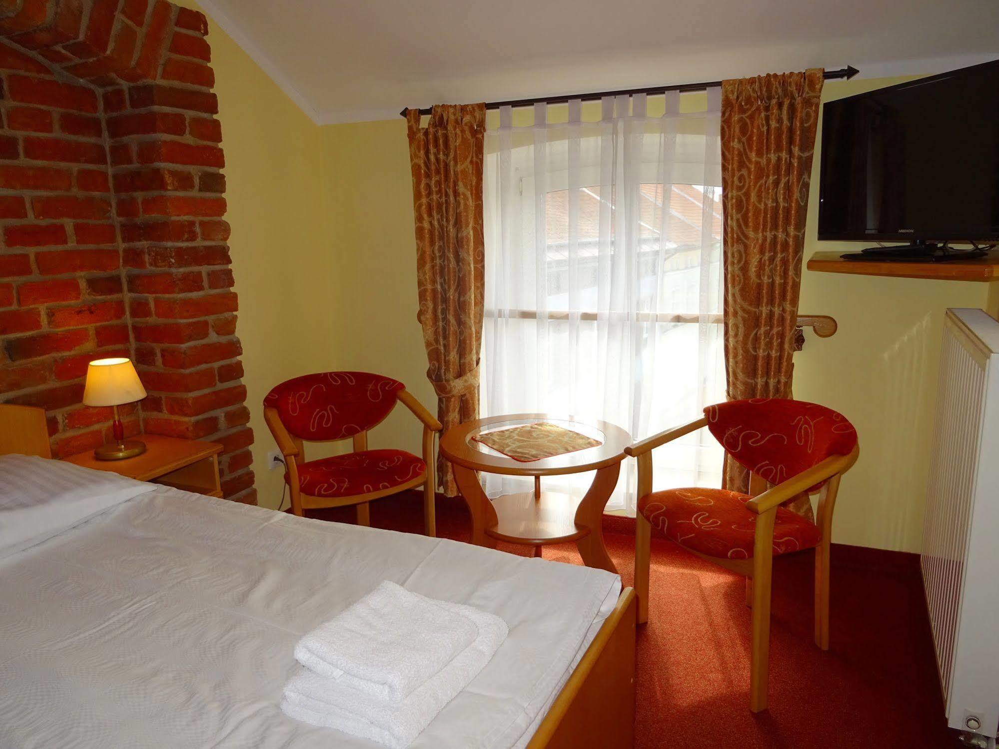 Hotel Bartis Бартошице Экстерьер фото